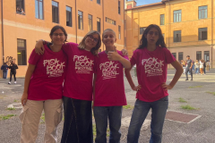 Pisa-book-festival-2023 Foto di alcuni studenti nel cortile della scuola, con indosso le magliette del festival