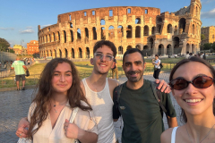 Foto della squadra e del docente accompagnatore davanti al Colosseo