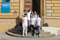 CoDe 2023 - Foto di alcuni degli studenti partecipanti davanti all'ingresso dell'ITE Pacinotti