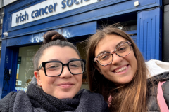 Foto di due studentesse all'esterno dell'Irish Cancer Shop