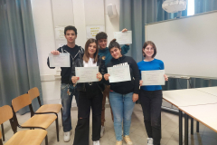 Foto di gruppo: studenti con i diplomi di certificazione linguistica Cambridge e DELF