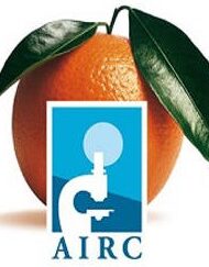 Logo di AIRC con un'arancia sullo sfondo