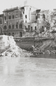 Foto storica di Pisa, in bianco e nero, con piazza XX settembre bombardata