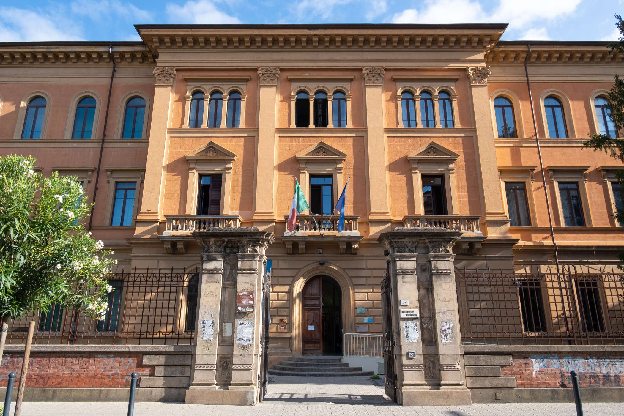 La facciata dell'IIS Galilei-Pacinotti - ingresso principale dell'ITE Pacinotti visto frontalmente
