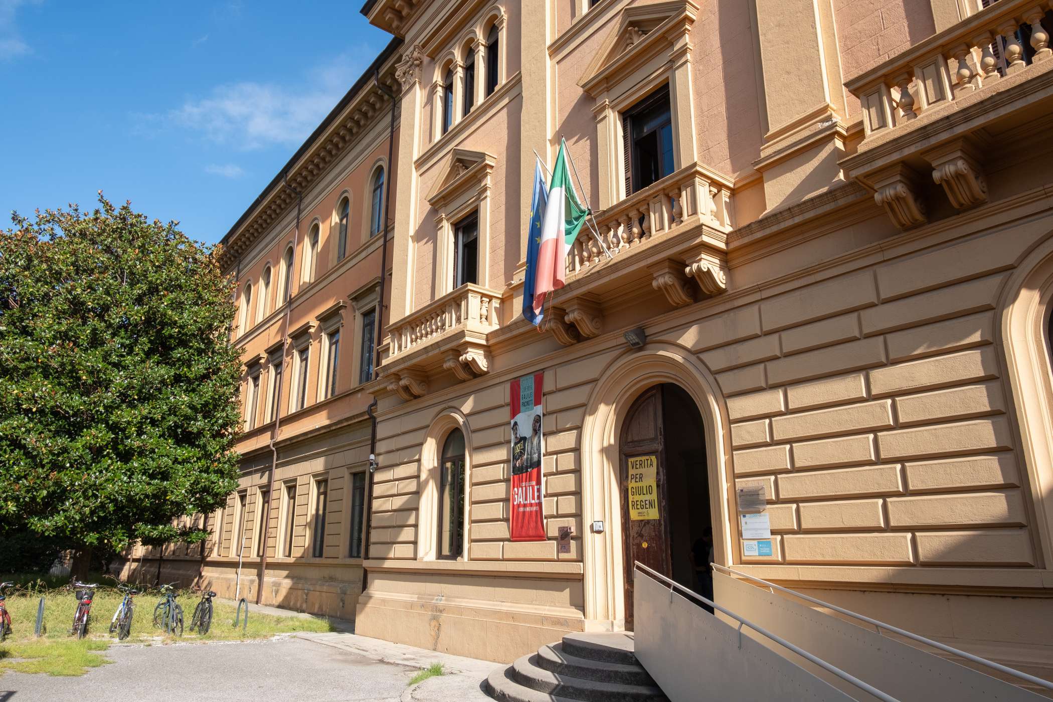 La facciata dell'IIS Galilei-Pacinotti - ingresso principale del Liceo Classico Galilei visto in prospettiva