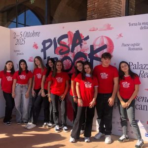 Foto degli studenti davanti al cartellone del Pisa Book Festival